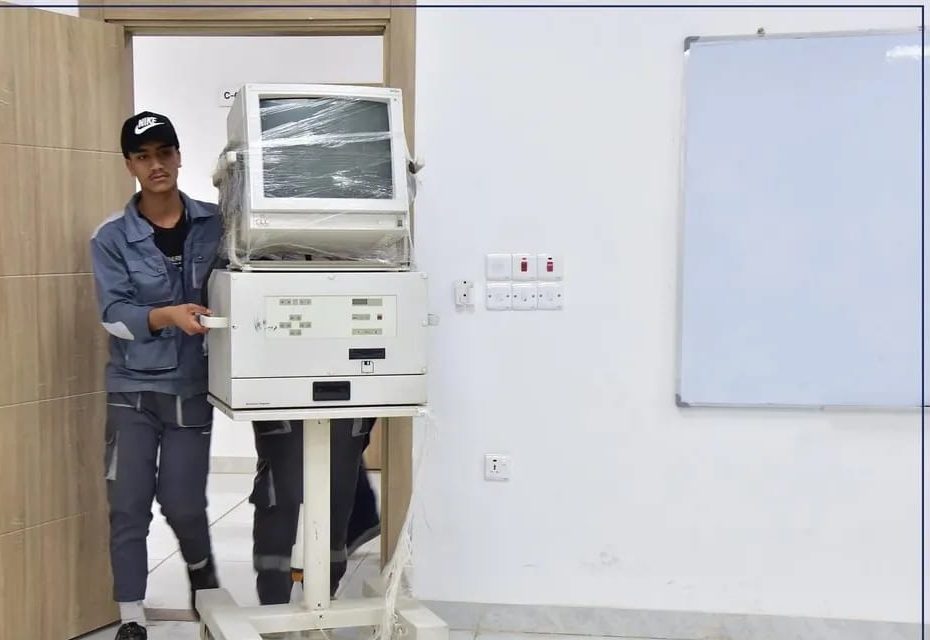 إدخال جهاز إلى المختبر
